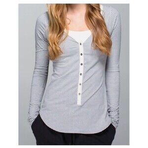 Lululemon Awesoma Henley Grey Button Lounge Condition 8 MED Long Sleeve